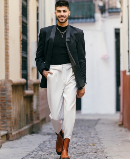 home-One-of-a-model-on-a-catwalk-for-advanced-catwalk